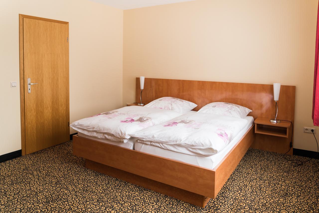 Hotel Matthias Gnarrenburg Екстер'єр фото